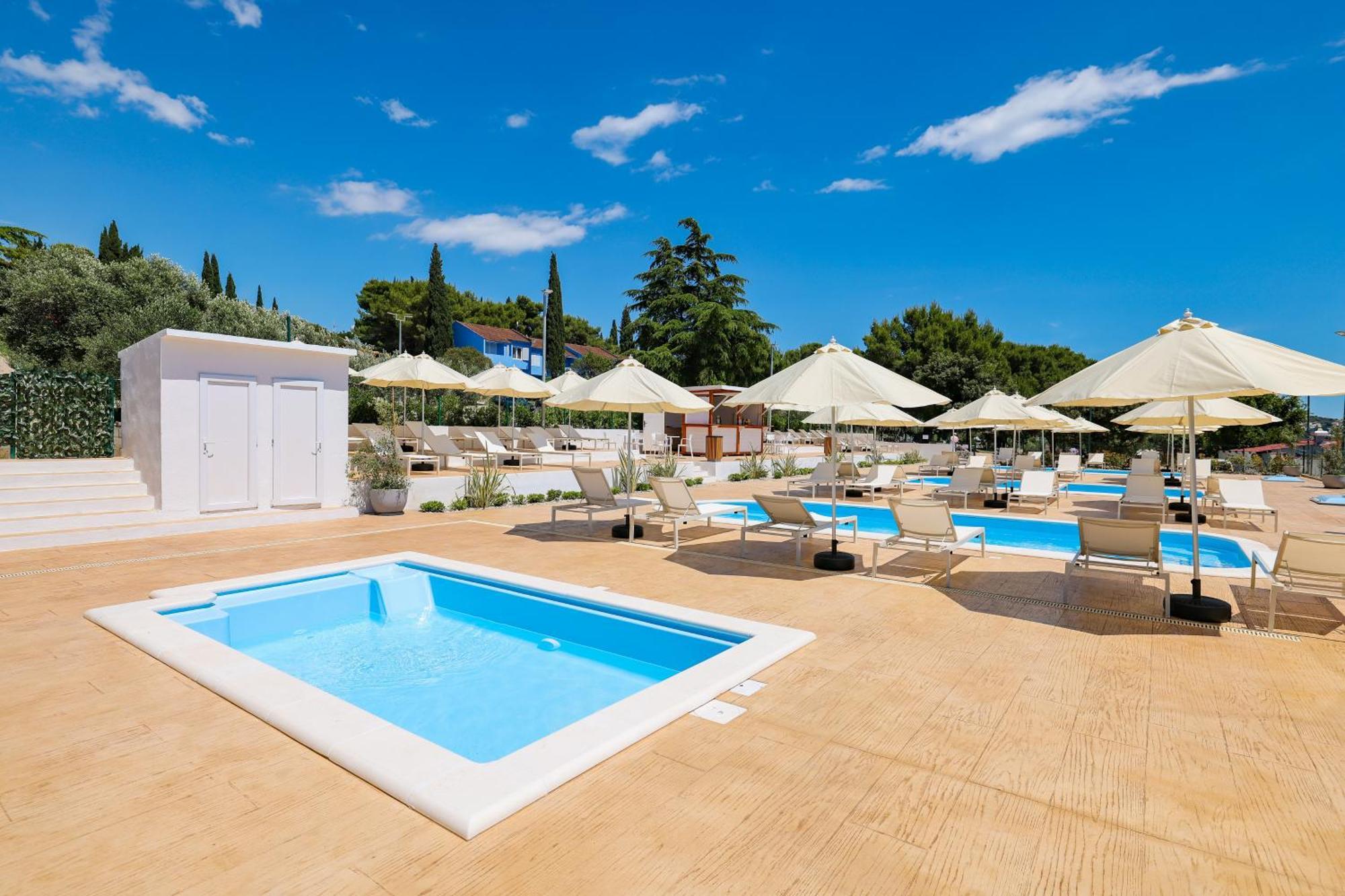Apartments Medena Trogir Luaran gambar