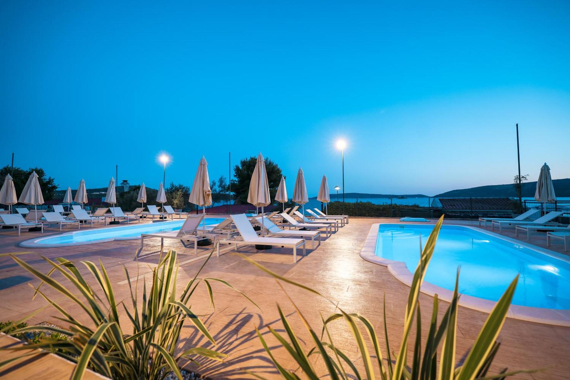 Apartments Medena Trogir Luaran gambar